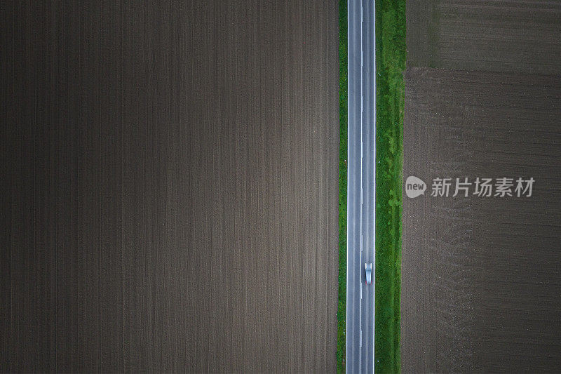 乡村公路上的汽车——在黄昏时长时间暴露在外面