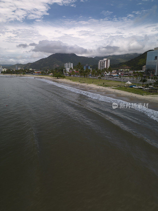 海景与顶天建筑