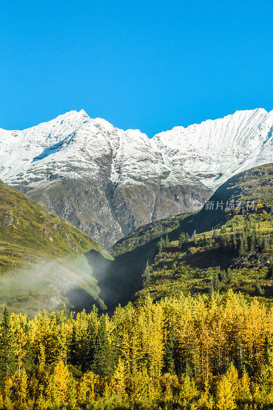 秋天沿着阿拉斯加的丘加奇山脉旅行