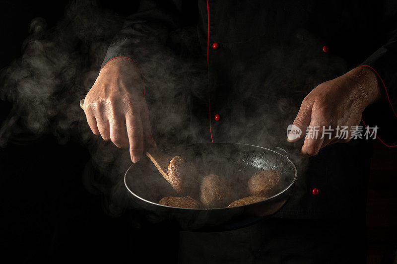 烤肉架上的肉排放在木制工具上。用厨师的手把牛肉或猪肉放在平底锅里煮肉排