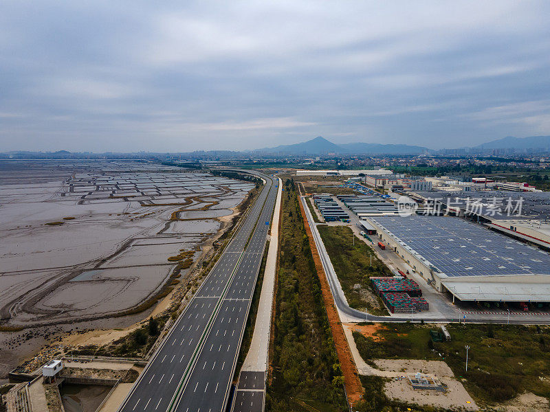 工业厂房和道路屋顶新能源太阳能光伏发电鸟瞰图