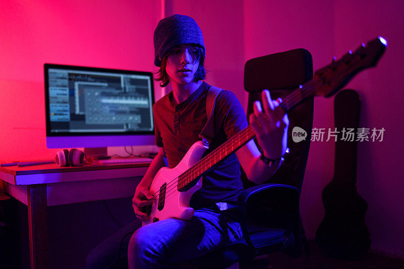 贝斯吉他手-紫色，红色，蓝色的灯光效果
