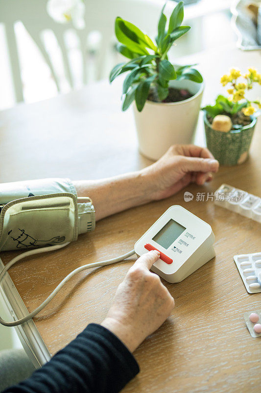 老年病人测量血压和药物使用，血压计