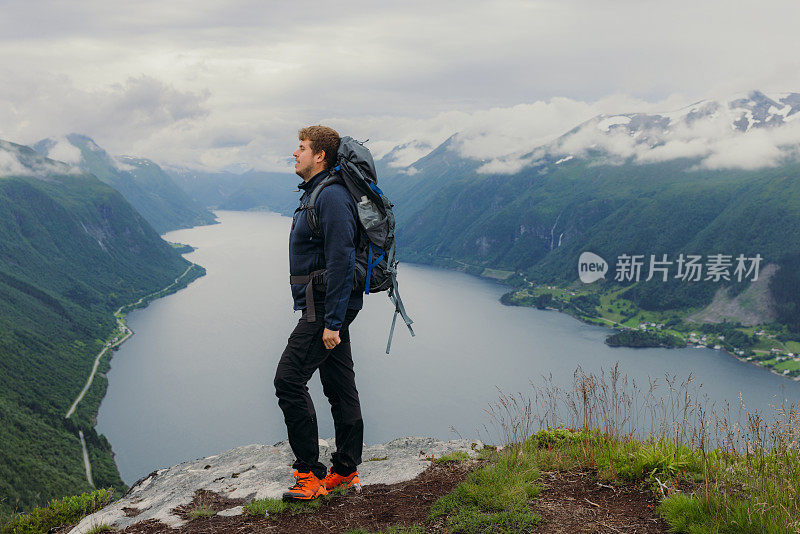 快乐的人背着背包在挪威的夏日山区徒步旅行