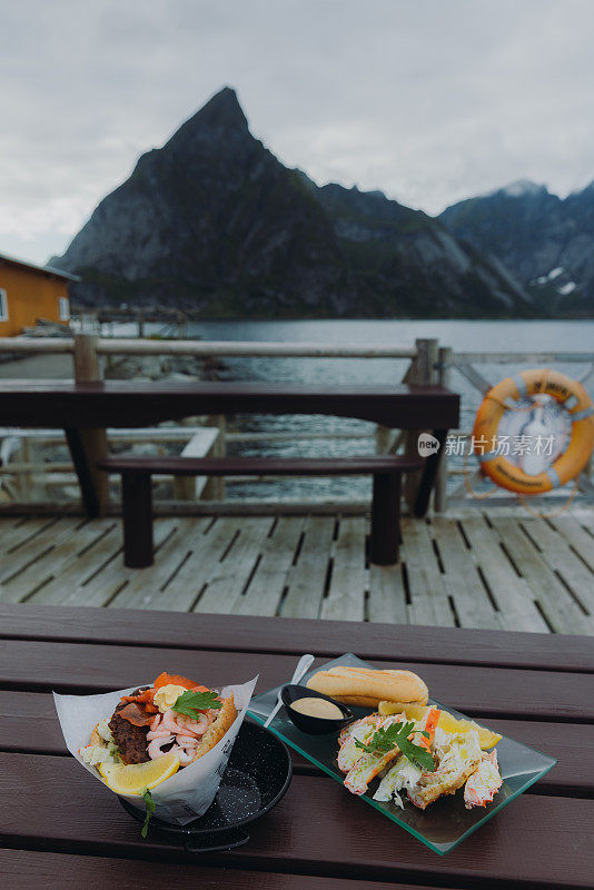 美味的海鲜餐与峡湾的观点罗浮敦群岛