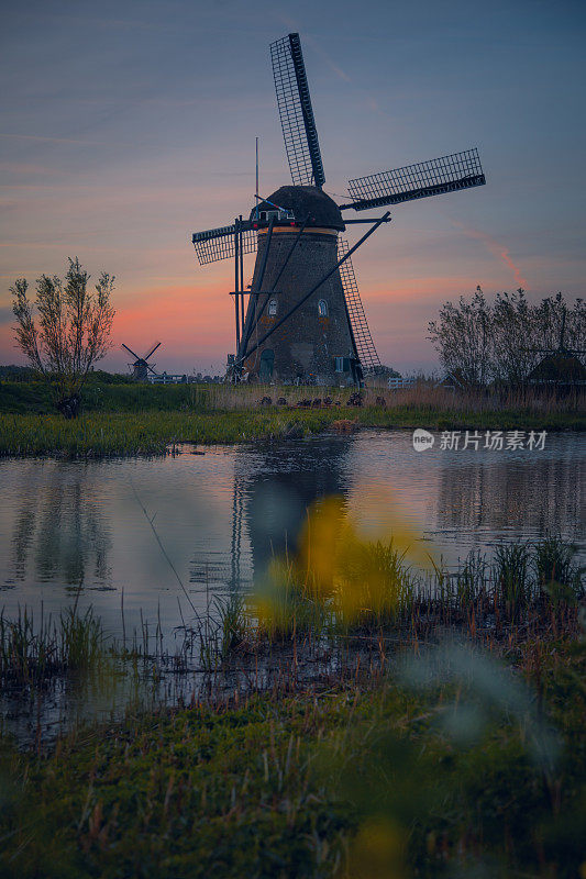 日出时的传统风车，荷兰金德代克世界遗产。