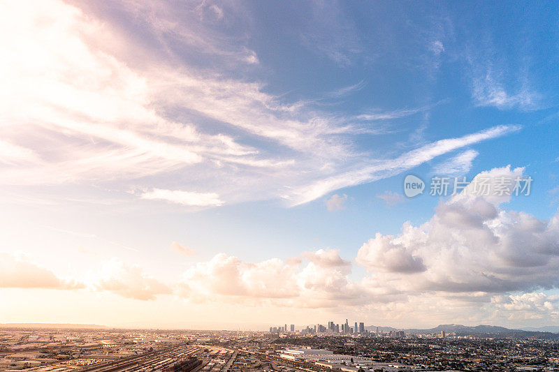 无人机视图的工业城市景观附近的洛杉矶与仓库和航运