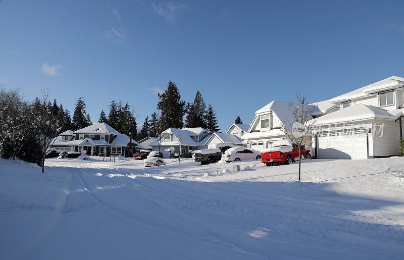 雪在死胡同萨里，加拿大