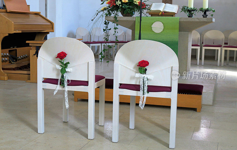 教堂里的白色婚礼座椅