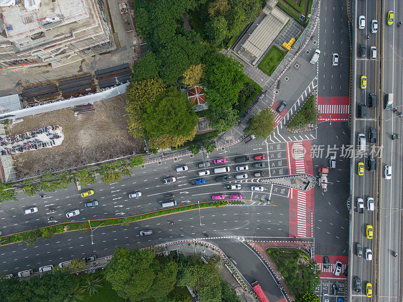 泰国曼谷市中心繁忙的十字路口的无人机拍摄