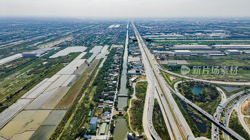 大型公路立交鸟瞰图。