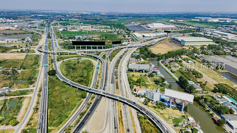 大型公路立交鸟瞰图。