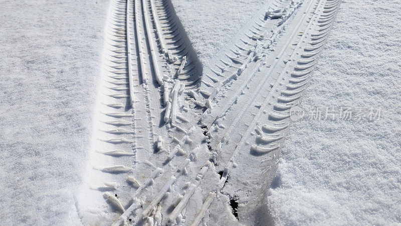 轮胎的雪痕