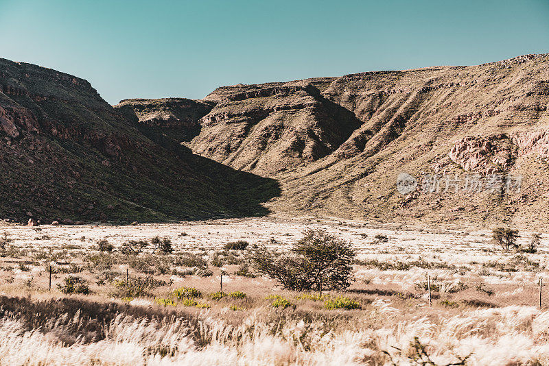在非洲纳米比亚的自助狩猎之旅中驾车穿越美丽的风景