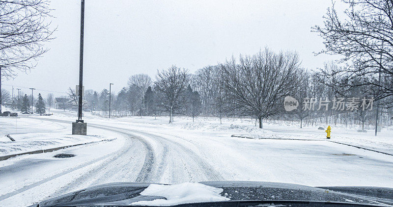 商场停车场滑滑的冬季雪曲线