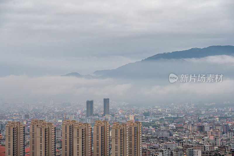 雨后的城市和山峰