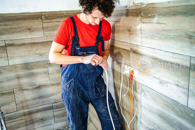 电工在装修房屋时修理电线