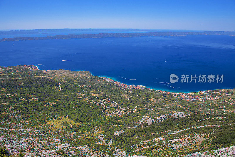 从Biokovo空中步道观看。在遥远的亚得里亚海，克罗地亚达尔马提亚的岛屿和城镇