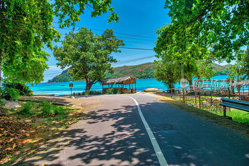 塞舌尔岛的公路。带着美丽的景色穿过岛屿