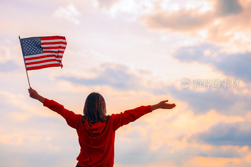 举着美利坚合众国国旗的满怀希望的女人