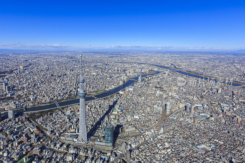 从日本东京隅田区上空看到的天空树和隅田河