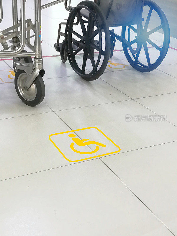 地板上的橙色图标轮椅标志医院轮椅服务点