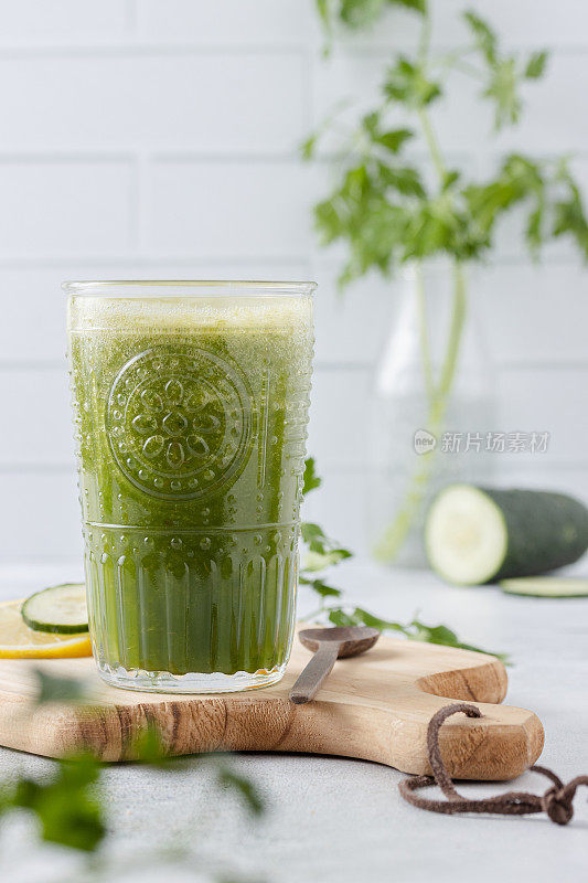 生机盎然的绿色排毒果汁:清爽，营养，清洁，成分在木制桌子上