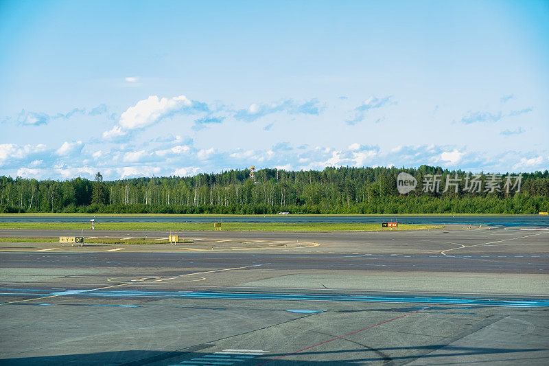 芬兰赫尔辛基万塔机场跑道。夏天的风景