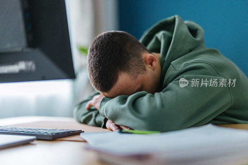 伤心的少年在家用电脑学习