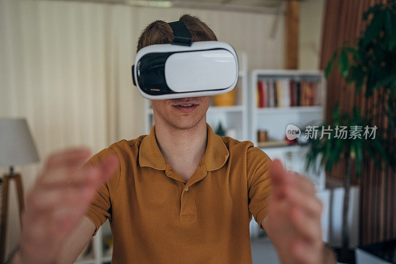 男子使用VR头显