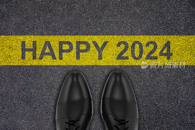 2024年新年，人们在柏油路上等待