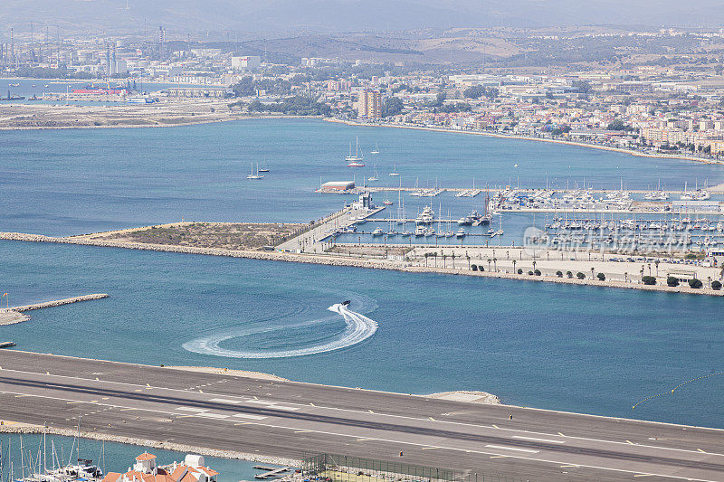 海上飞机跑道和直布罗陀海峡码头的鸟瞰图