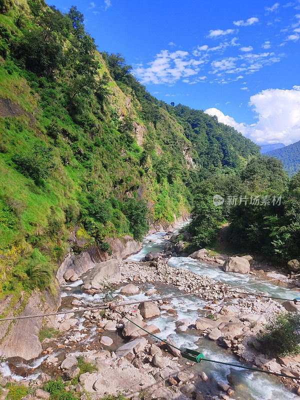 季风期间，喜马拉雅冰川河谷的美丽自然风光穿过喜马拉雅山脉郁郁葱葱的绿色森林