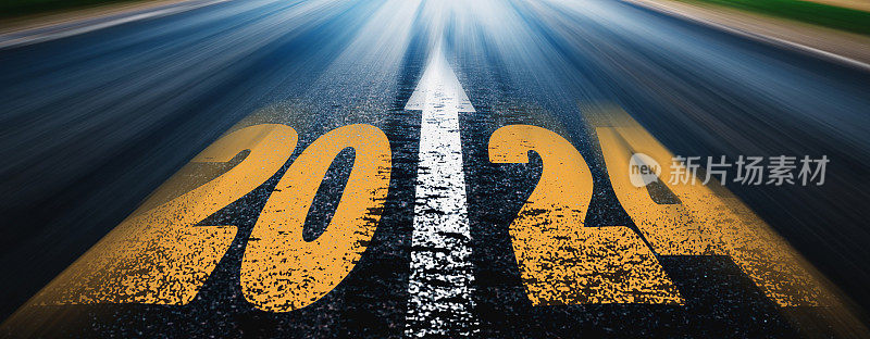 2024年的新年写在高速公路上，动作模糊。横幅广告。未来，工作开始运行线远景概念。风景大道喜迎新春。2024年初成功启动。