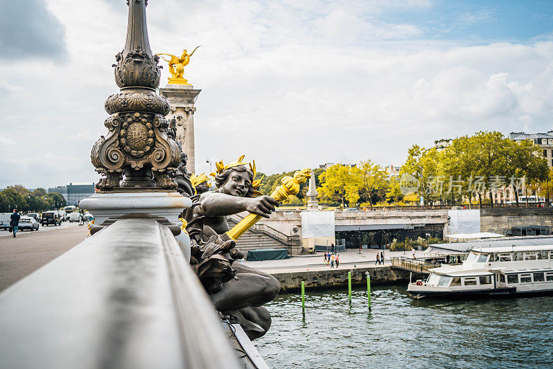 法国巴黎亚历山大三世桥上的雕像