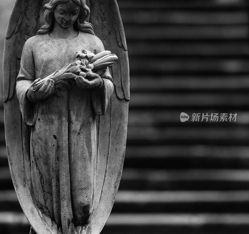 死亡。美丽的天使象征着痛苦、恐惧和生命的终结。古老的石像。黑白图像。副本的空间。