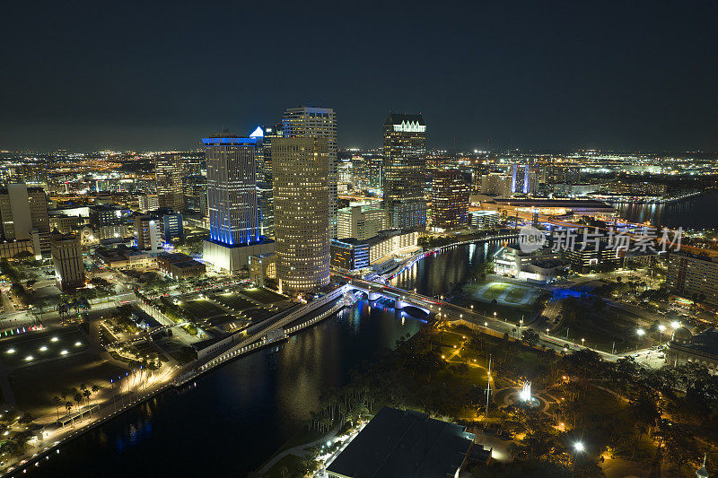 美国佛罗里达州坦帕市市区鸟瞰图。灯火通明的高层摩天大楼、步行街和现代美国市中心的交通