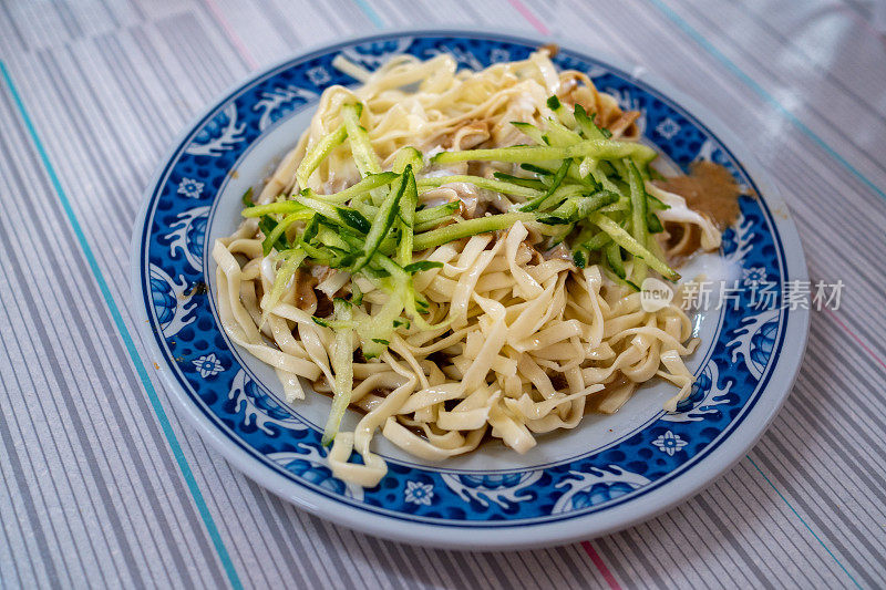 台湾嘉义地区的传统食品，当地的传统冷面和凉菜都相当美味，又称:白醋冷面、蛋黄酱冷面。