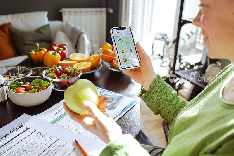 一名女子在手机应用程序上查看食物的营养价值