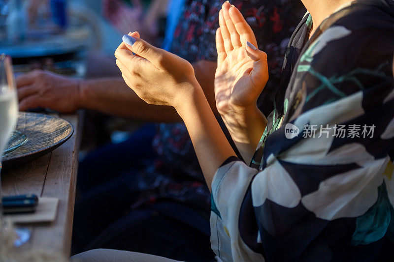 一名女子在婚礼上鼓掌