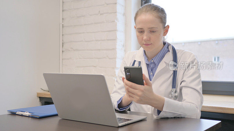 年轻女医生在医院使用智能手机