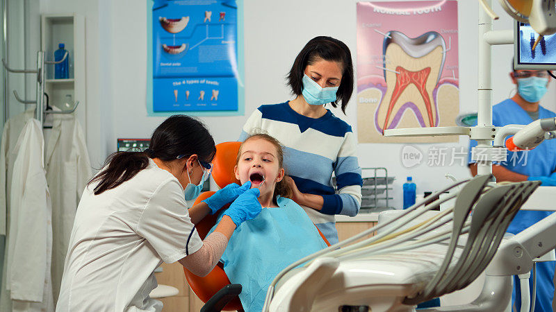口腔医生为年轻病人检查牙齿健康
