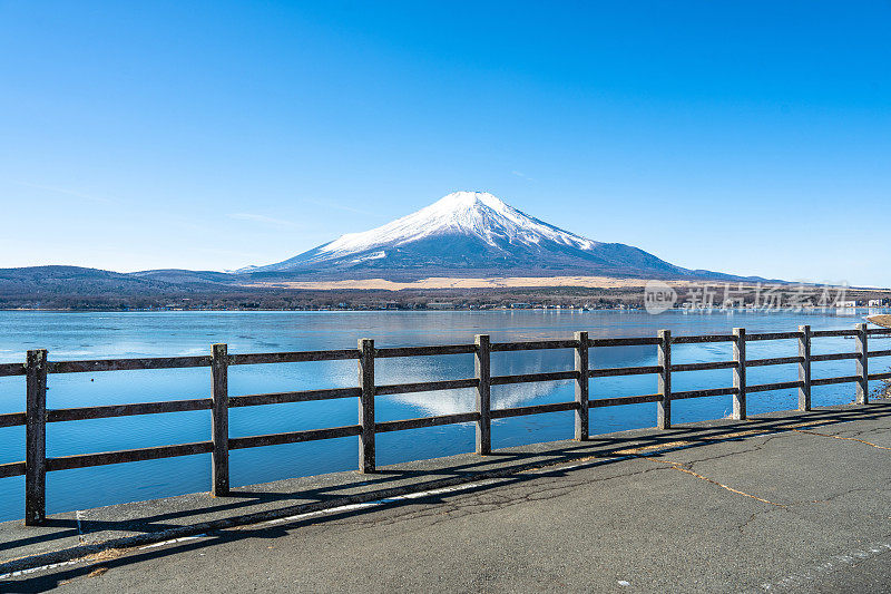 在初冬的清晨，从山中湖看富士山