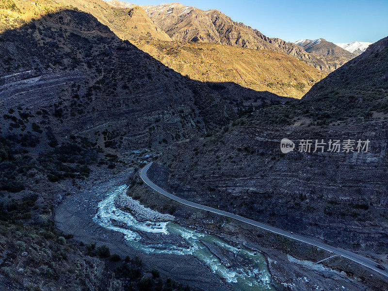 穿过卡洪德尔迈波山谷的道路通往智利圣地亚哥