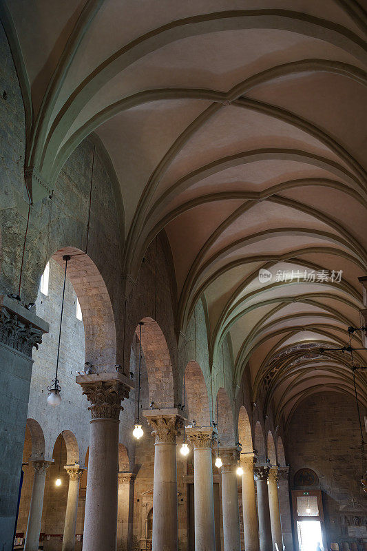 皮斯托亚，意大利托斯卡纳的历史名城:大教堂内部