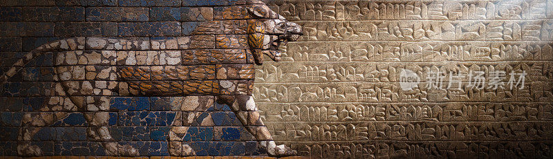 古代楔形文字苏美尔文字和公牛雕像，神话中的亚述神。关于亚述、美索不达米亚、巴比伦、干涉、苏美尔文明主题的历史背景。