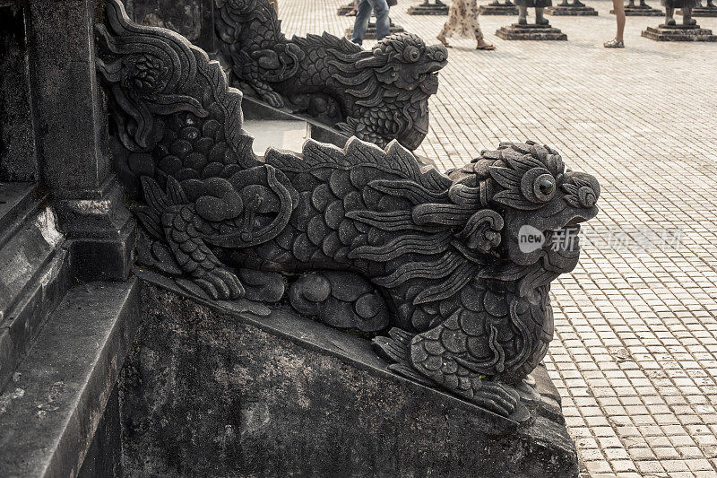越南顺化皇城历史悠久的启廷墓，雕刻复杂的石雕龙装饰楼梯
