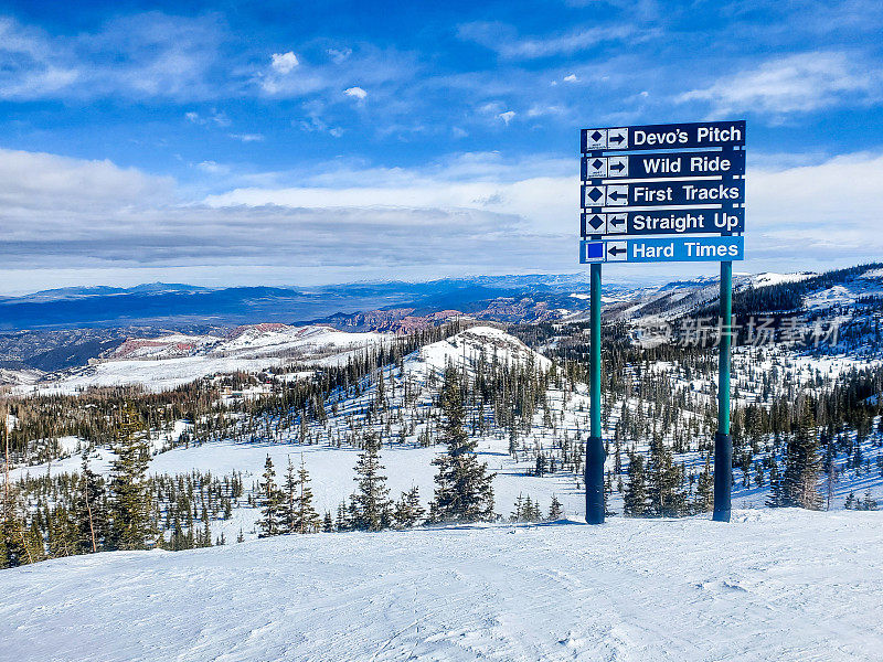 在犹他州布莱恩黑德滑雪胜地的山路标志上。