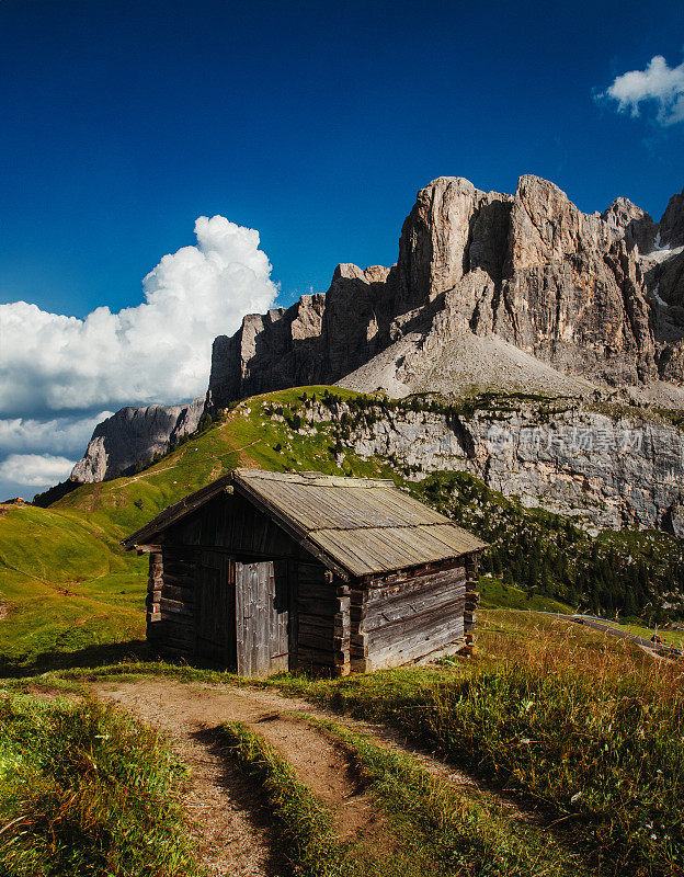 白云石山脉的山景:塞拉群