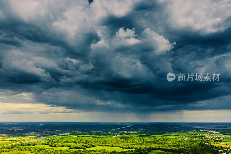 雨云无人机摄影。积雨云。可持续性。戏剧性的天空。